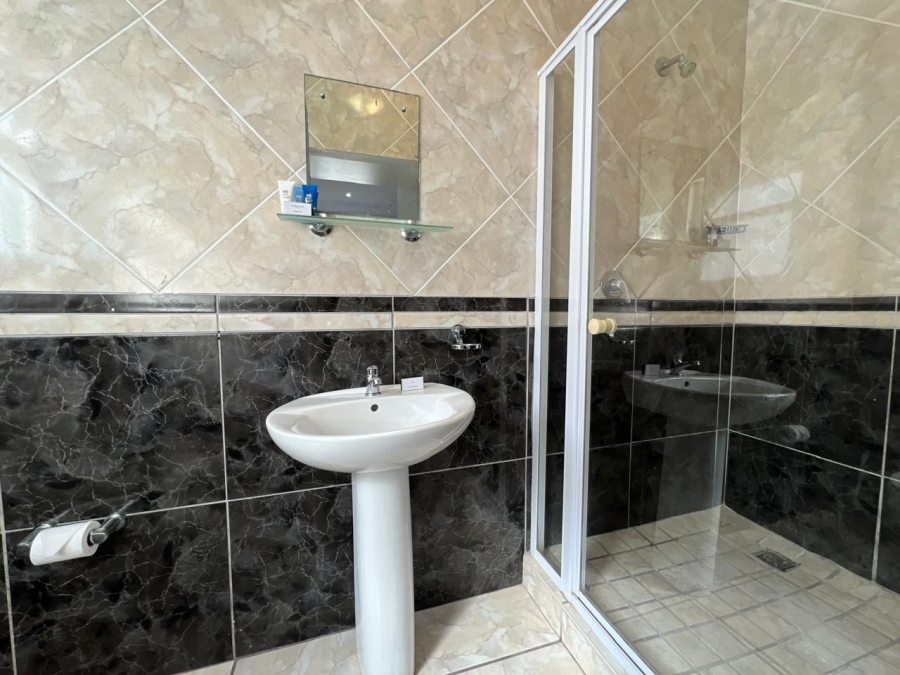 To Let 5 Bedroom Property for Rent in Mykonos Western Cape